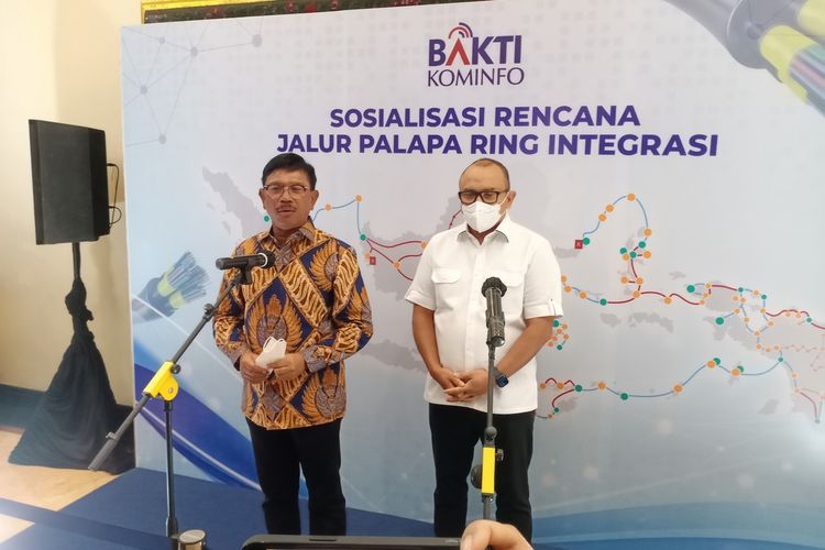 Menteri Komunikasi dan Informatika Johnny G Plate saat memberikan keterangan pers tentang proyek Palapa Ring Integrasi di Hotel Sheraton, Surabaya, Jawa Timur (31/10/2022).