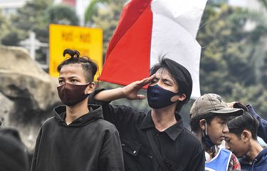 Anak di bawah umur mengikuti aksi tolak UU Cipta Kerja di kawasan Patung Kuda, Jakarta, Selasa (13/10/2020). Aksi menolak UU Cipta Kerja yang awalnya hanya banyak digelar kaum buruh dalam perkembangannya juga diikuti berbagai elemen masyarakat, dari mahasiswa, pelajar, hingga anak-anak di bawah umur.