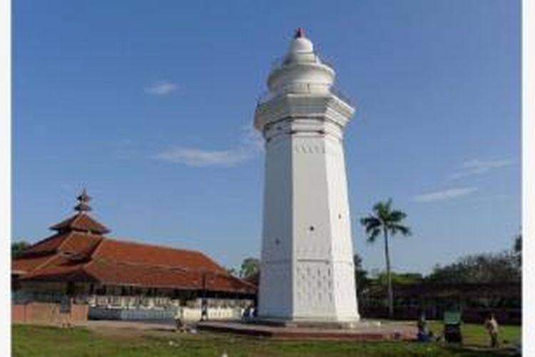 Masjid Agung Banten berdiri megah, sementara beberapa petugas kebersihan menyapu dan memungut sampah di kawasan Banten Lama, Serang, Banten, Jumat (10/4). Salah satu masjid tertua di Indonesia yang didirikan pada masa Kesultanan Banten tersebut menjadi penanda Kota Serang. Kehidupan warga di Serang lekat dengan suasana yang religius.