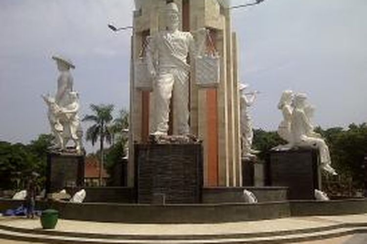 Lantai penahan patung monumen Jayandaru di Sidoarjo dibongkar.