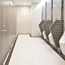 Ini Alasan Pintu Toilet Umum Didesain Tidak Menyentuh Lantai