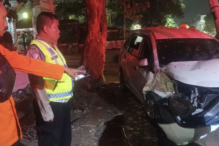 Mobil ringsek usai menabrak JPU di Surabaya, Jumat (15/12/2023).