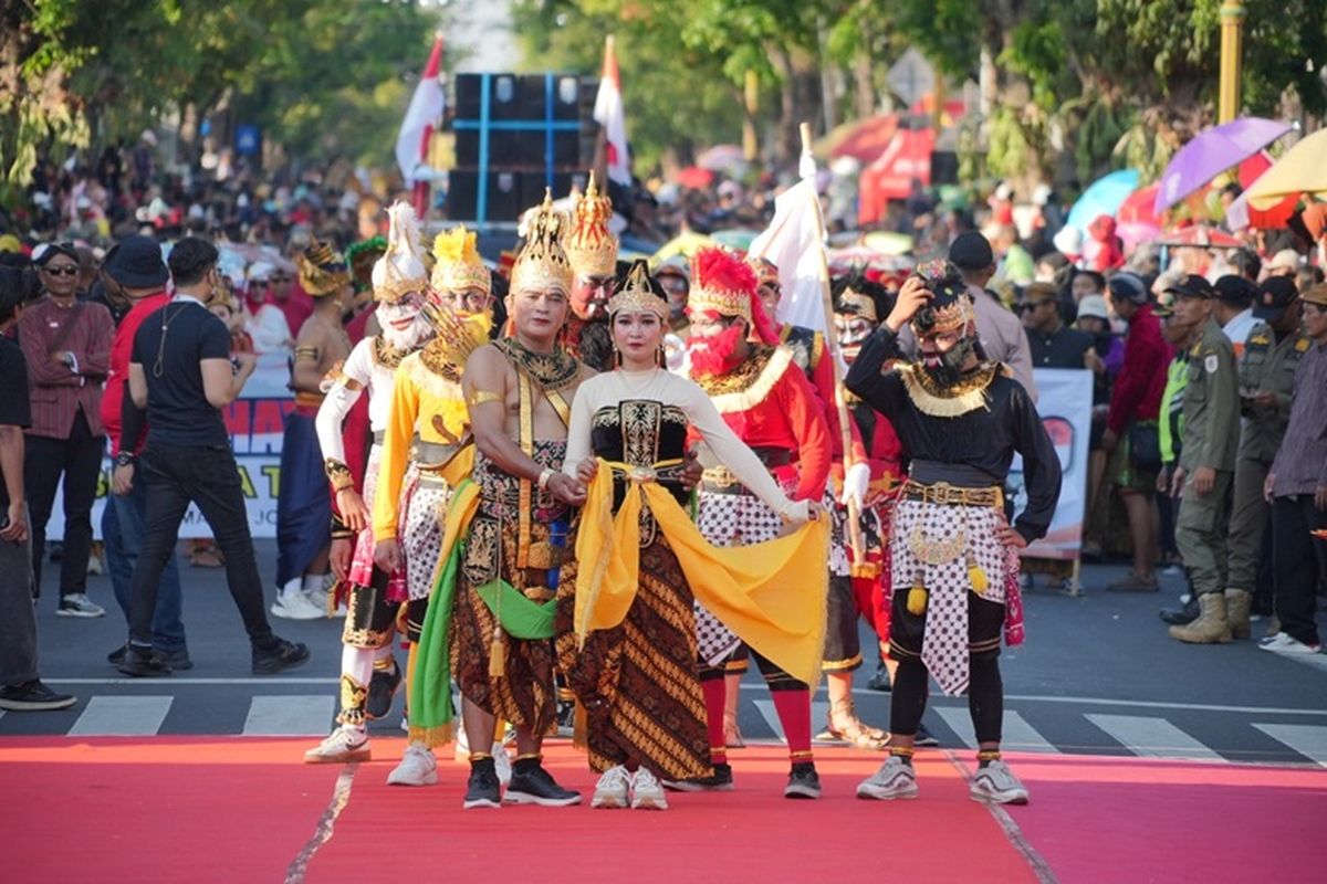 Kirab budaya dalam rangka perayaan Hari Ulang Tahun (HUT) Ke-79 Republik Indonesia digelar di Jalan Pemuda, Klaten, Jawa Tengah, Minggu (18/8/2024). 