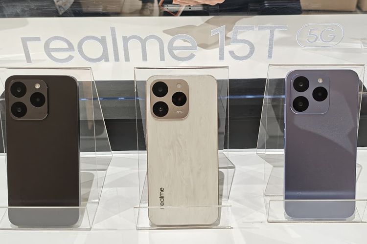 Tiga varian warna Realme 15T 5G di Indonesia, ada Suit Titanium (kiri), Flowing Silver (tengah), dan Silk Blue (kanan).