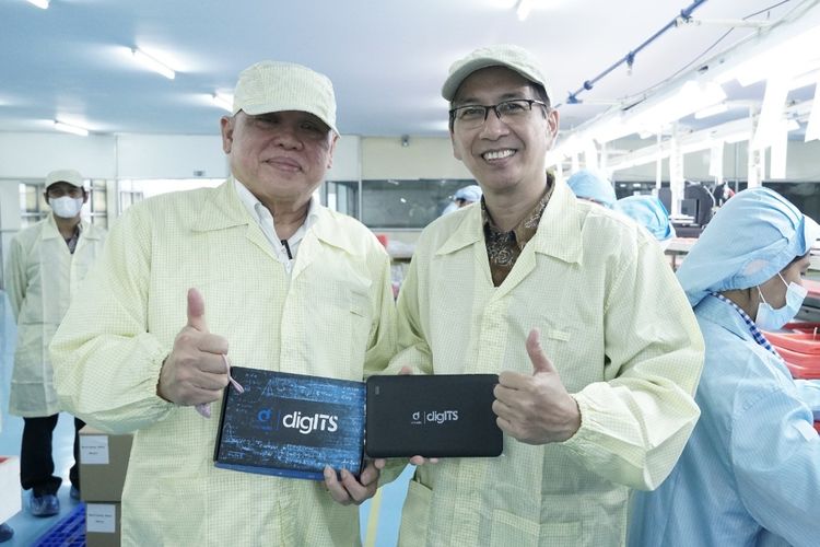 Presiden Direktur PT Panggung Electric Citrabuana, Ali Soebroto dan Rektor ITS Prof Dr Ir Mochamad Ashari MEng IPU AEng berfoto bersama contoh tablet DigITS saat kunjungan ke PT Panggung Electric Citrabuana.