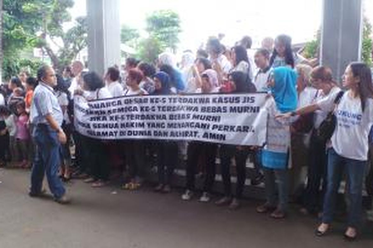 Para kerabat lima terdakwa JIS berkumpul di depan Pengadilan Negeri Jakarta Selatan. Senin (22/12/2014).