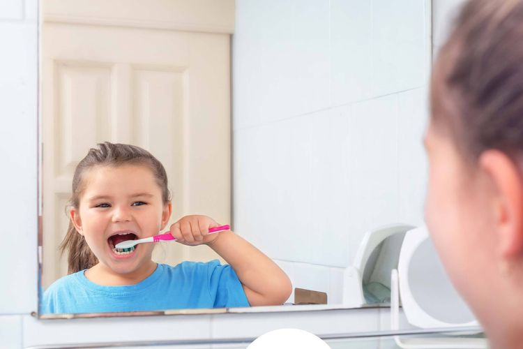 Mengajarkan anak gosok gigi sudah seharusnya dilakukan sejak dini.