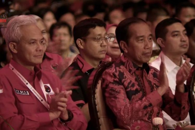 Presiden Joko Widodo terlihat bertepuk tangan ketika Ketua Umum PDI Perjuangan Megawati Soekarnoputri menggelorakan kader untuk memenangkan bakal calon presiden Ganjar Pranowo di Pemilihan Presiden (Pilpres) 2024.
