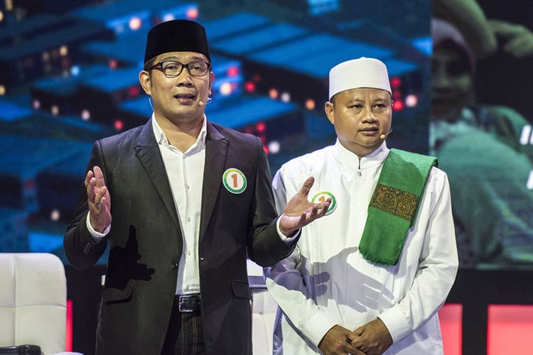 Pasangan calon gubernur dan wakil gubernur Jawa Barat Ridwan Kamil (kiri) dan Uu Ruzhanul Ulum menyampaikan visi dan misi saat Debat Calon Gubernur dan Wakil Gubernur Jawa Barat di Sabuga, Bandung, Jawa Barat, Senin (12/3/2018). Debat pertama calon gubernur dan wakil gubernur Jabar tersebut mengangkat sejumlah isu seperti politik, hukum, ekonomi, pemerintahan daerah, UMKM, dan infrastruktur.