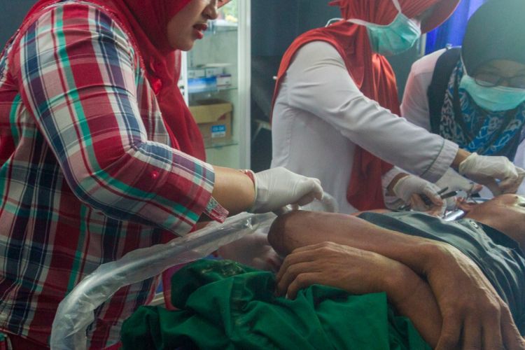 Surono (50) warga Pasuruan,  Jatim,  menjalani perawatan di Puskesmas Mranggen 3 , Kabupaten Demak,  Jateng,  karena luka yang dialaminya akibat dihajar massa yang mencurigainya sebagai salah satu komplotan penculik anak,  Sabtu (25/3/2017) 