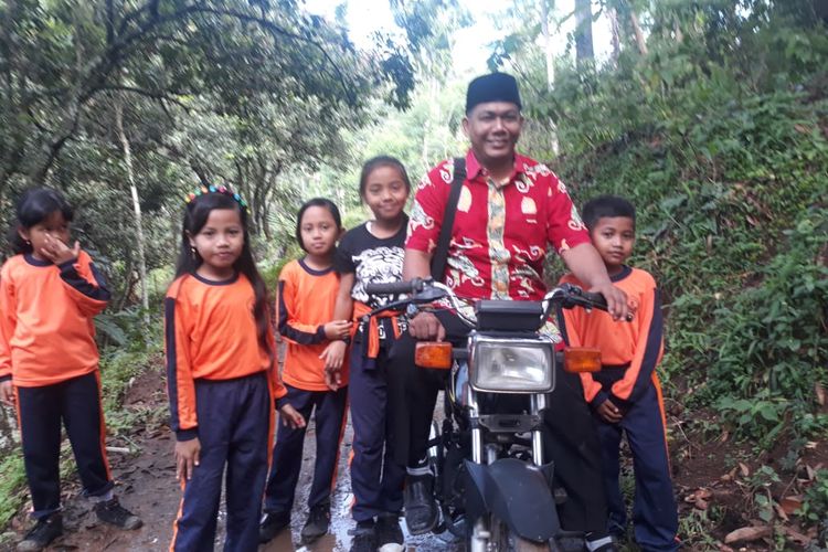 Nur Fadli, guru yang mendirikan sepuluh sekolah harus melewati jalan berbatu untuk mengajar di Jember 