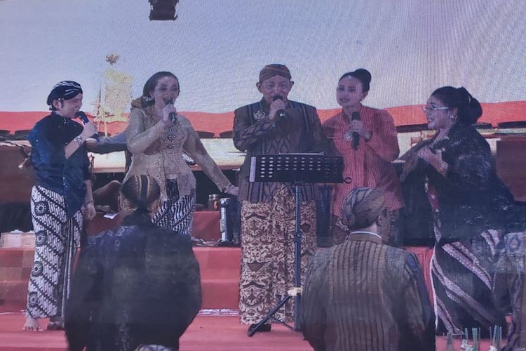 Kepala Kepolisian Negara Republik Indonesia (Kapolri) Jenderal Listyo Sigit Prabowo dan istrinya, Juliati Sapta Dewi Magdalena, bernyanyi dalam acara Pagelaran Wayang Kulit Berlakon Wahyu Cakraningrat memperingati HUT Ke-77 Bhayangkara di Lapangan Bhayangkara Mabes Polri, Jakarta, Jumat (7/7/2023) malam.