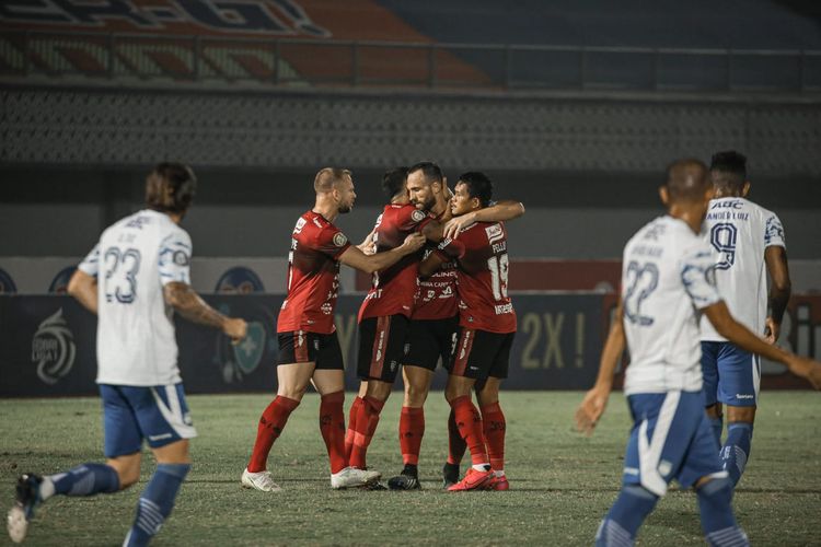 Ilija Spasojevic dan para pemain Bali United merayakan gol ke gawang Persib Bandung pada laga lanjutan Liga 1 2021-2022 di Indomilk Arena, Tangerang, pada Sabtu (18/9/2021) malam WIB.