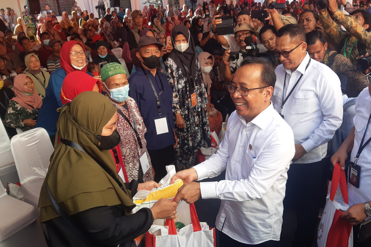 Menteri Sekretaris Negara (Mensesneg) Pratikno mewakili Presiden Jokowi serahkan bantuan pangan tahap II kepada masyarakat di halaman Gudang Bulog di Desa Telukan, Kecamatan Grogol, Sukoharjo, Jawa Tengah, Rabu (20/9/2023).