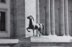 Polisi Temukan Sepasang Patung Kuda Perunggu Milik Hitler yang Hilang