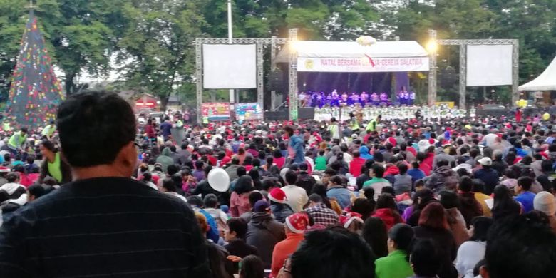 Natal 2018 meriah di lapangan Pancasila, Kota Salatiga. Kerjasama gereja-gereja se-Salatiga kembali menyelenggarakan tradisi ini. Ribuan orang hadir di acara ini. 