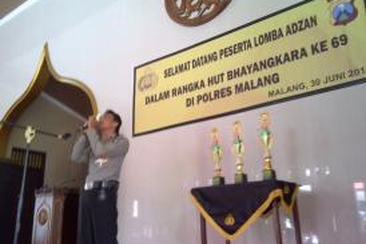 Salah polisi di masjid Mapolres Malang, yang menjadi peserta adzan dalam rangka memperingati HUT Bhayangkara ke 69. Selasa (30/6/2015).