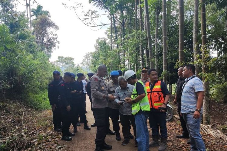 Tim SAR berusaha mengevakuasi penumpang helikopter jatuh yang membawa Kapolda Jambi Irjen Polisi Rusdi Hartono, Minggu (19/2/2023). 