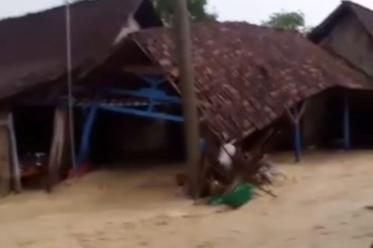 Sempat diguyur hujan deras selama 3 jam, 4 desa di Kabupaten Ngawi terendam bajir. Sejumlah warga memilih mengungsikan ternak mereka ke tempat yang lebih aman.
