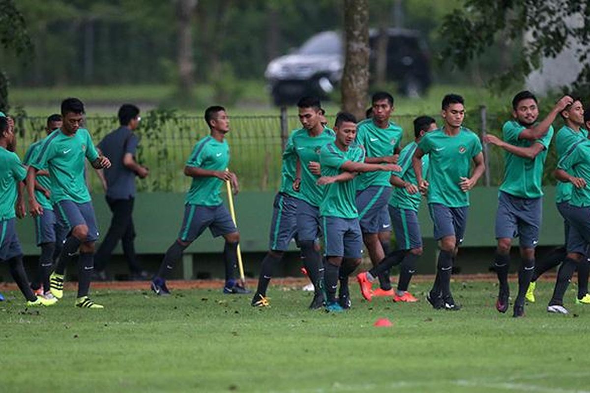 Suasana seleksi pemain Timnas Indonesia U-22 di Lapangan Sekolah Pelita Harapan, Tangerang, Banten, Rabu (22/2/2017). Sebanyak 25 pemain mengikuti seleksi pertama Timnas U-22 proyeksi SEA Games 2017.