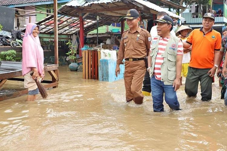 Bupati Sumbawa Barat Kunjungi Warga Terdampak Banjir Bandang Senin (13/2/2023)