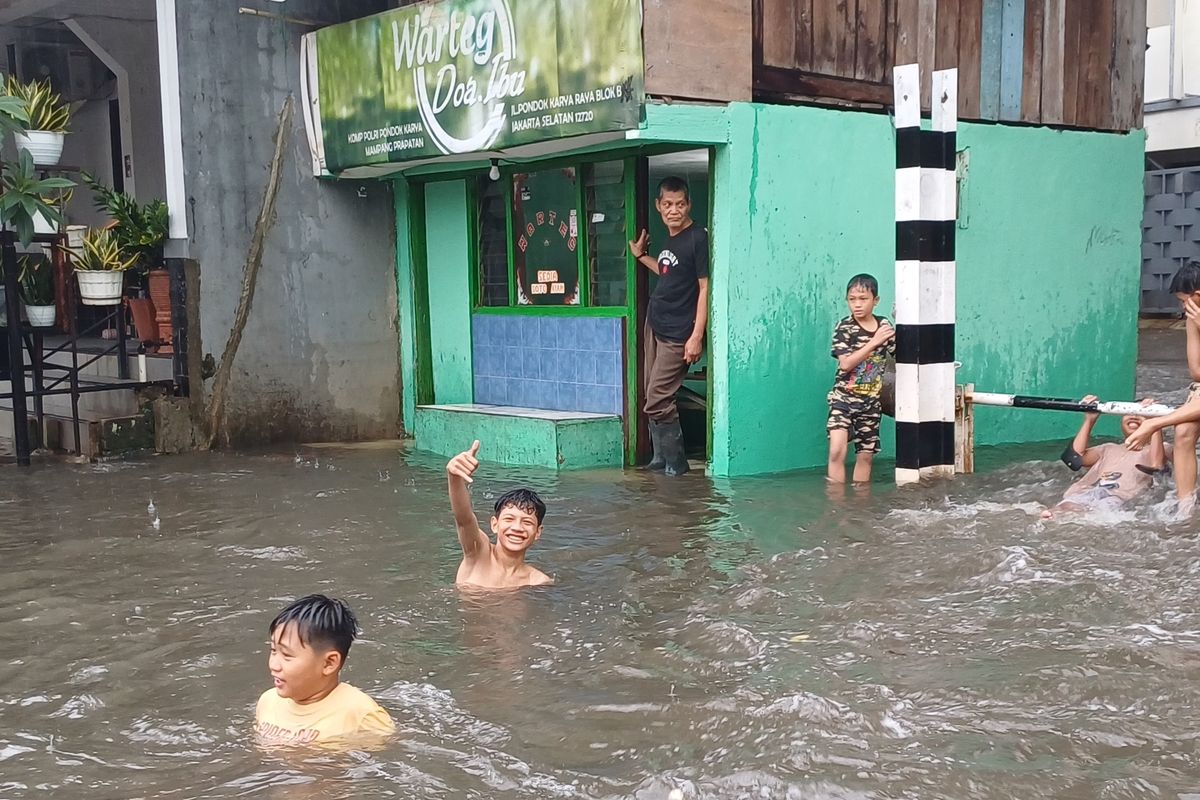 Potret warteg milik Kayan (60) saat tergenang air di Komplek Pondok Karya, Mampang Prapatan, Jakarta Selatan, Senin (5/2/2024)
