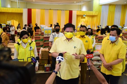 Golkar Bagikan 1,2 Juta Paket Sembako, Airlangga Minta Kader Terus Bantu Ringankan Beban Warga