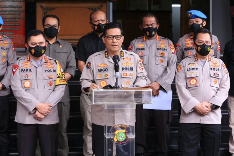 Kepala Divisi Humas Polri Irjen Argo Yuwono (tengah) di Polda Metro Jaya, Jakarta, Kamis (10/12/2020).