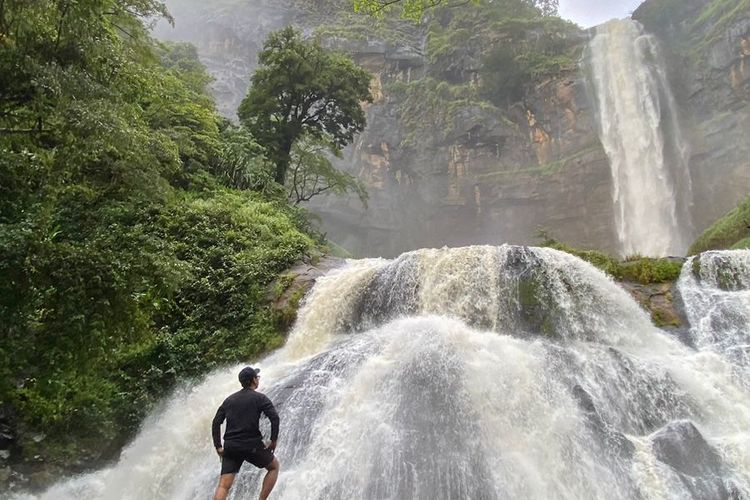 Pemandangan air terjun di Curug Cikanteh, Geopark Ciletuh, Sukabumi. 