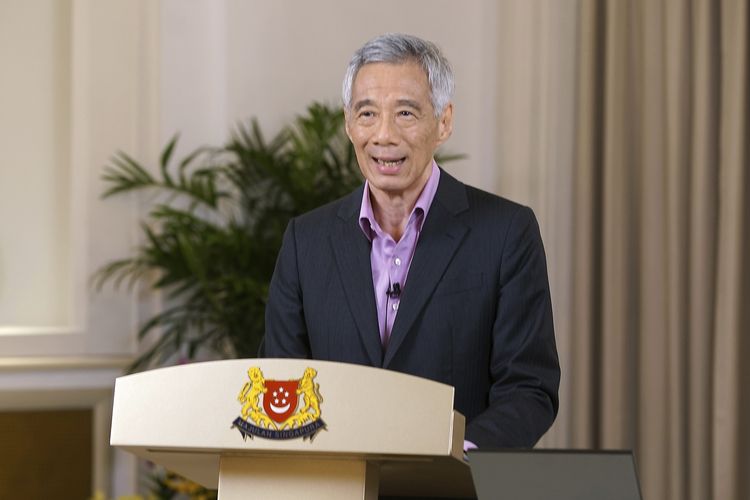 Foto dari Kementerian Komunikasi dan Informasi Singapura memperlihatkan Perdana Menteri Lee Hsien Loong berpidato tentang kabar terkini Covid-19 di Singapura pada Senin (31/5/2021).