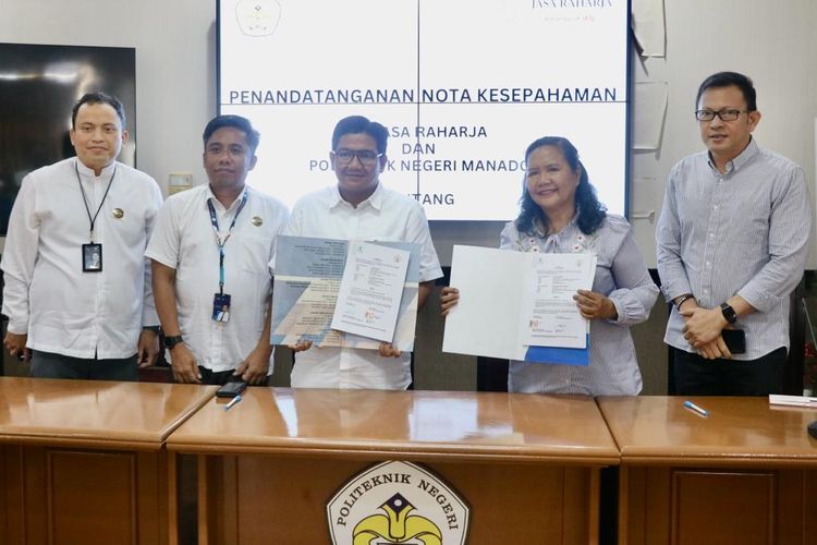Direktur Hubungan Kelembagaan Jasa Raharja Munadi Herlambang dan Direktur Politeknik Manado Maryke Alelo menandatangani nota kesepahaman (MoU) tentang Sinergi Peningkatan Keselamatan Lalu Lintas dalam Penyelenggaraan Tridharma  Perguruan Tinggi di Manado, Kamis (9/11/2023). 
