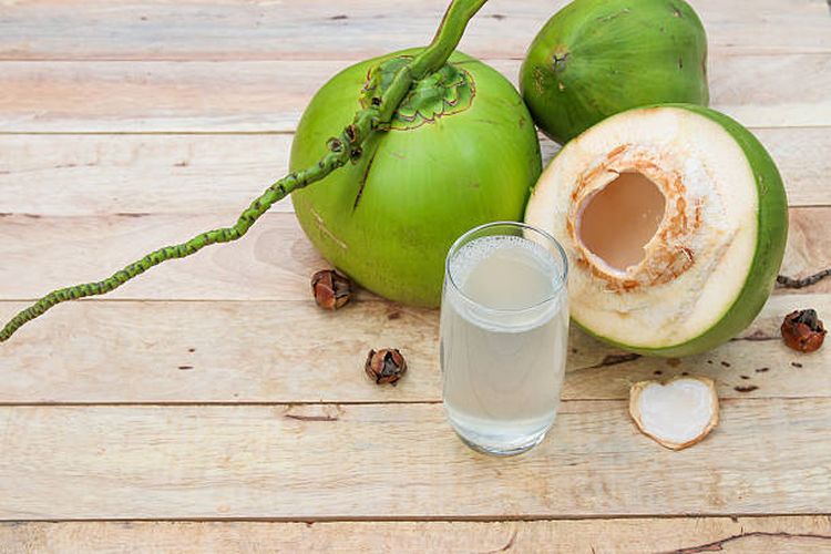 Ilustrasi manfaat air kelapa untuk kesehatan kulit.