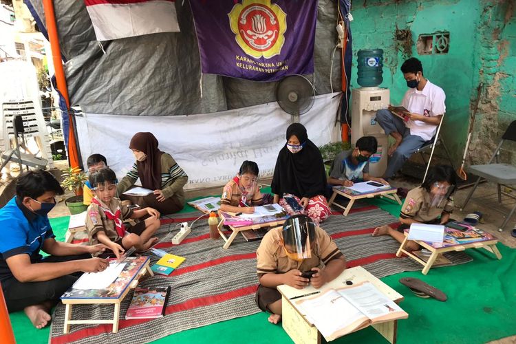Lokasi Ruang Kembali Belajar berada di balai warga Sanggar Berase Petamburan RT 10 dan Mushola At-Tawadhu. Setiap harinya ada 30 anak yang belajar sejak pukul 06.30 - 14.00 WIB.
