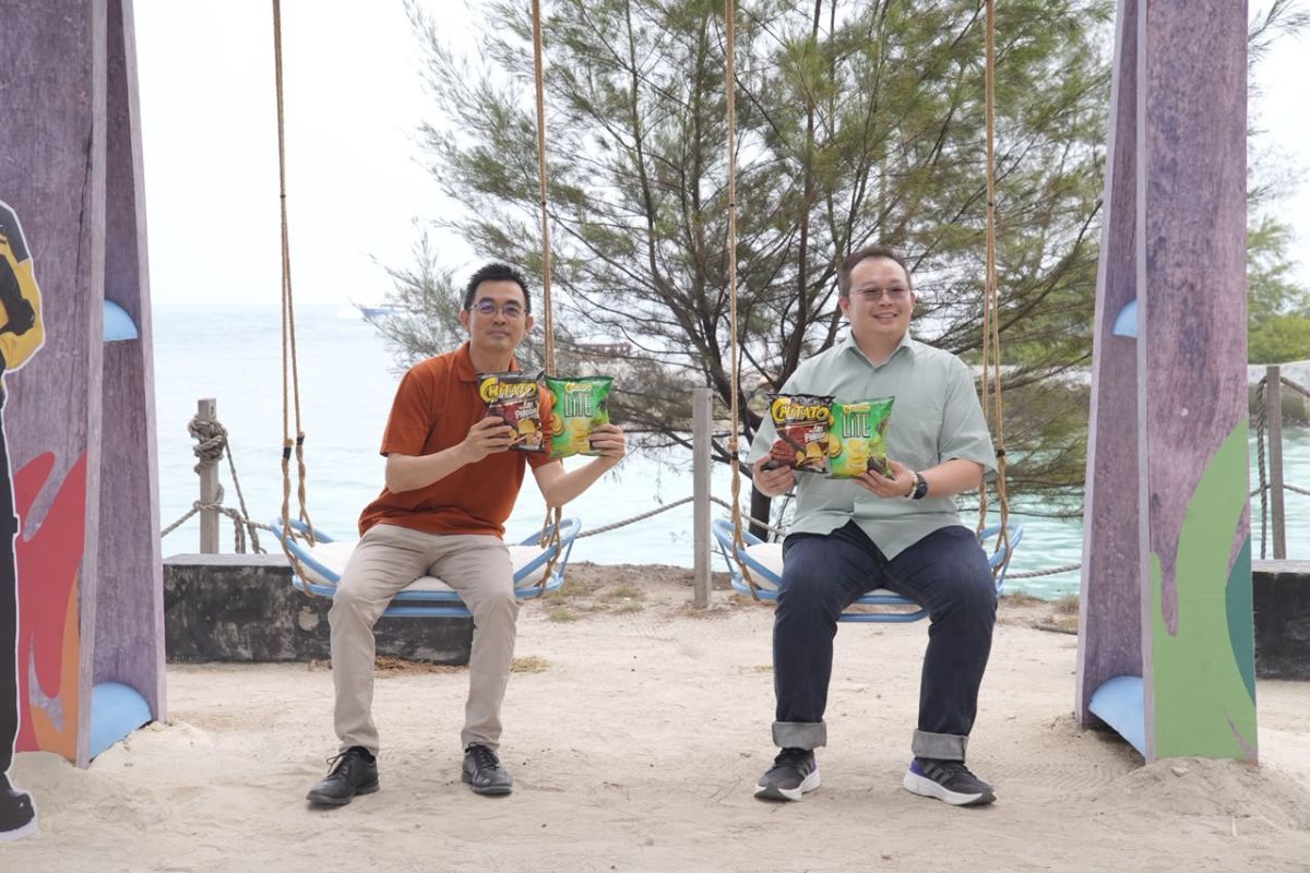 Harry Wibowo dan Erwin Susanto menyambut peluncuran TREASURE yang menjadi Brand Ambassador terbaru Chitato & Chitato Lite