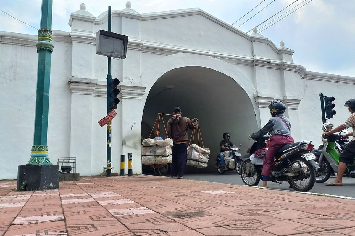 Warga Yogyakarta saat melintas si Plengkung Gading, Kota Yogyakarta, Senin (21/1/2025)