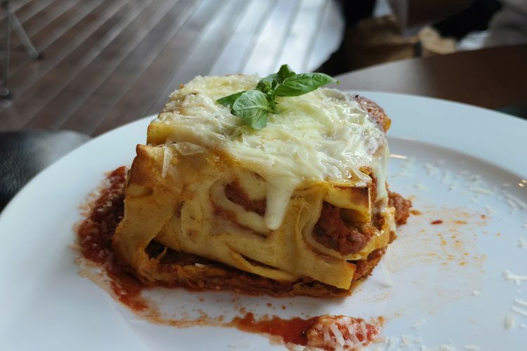 Lasagna Bolognese di Delizie, kafe otentik Italia di Blok M, Jakarta Selatan, Jumat (12/1/2024). 
