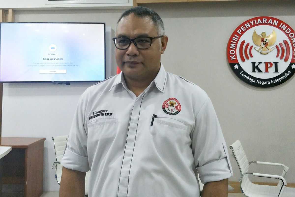 Hardly Stefano selaku Komisioner Komisi Penyiaran Indonesia (KPI) Pusat sekaligus Ketua Panitia Anugerah KPI 2018 dalam jumpa pers di kantor KPI Pusat, Jalan Juanda, Gambir, Jakarta Pusat, Selasa (23/10/2018).