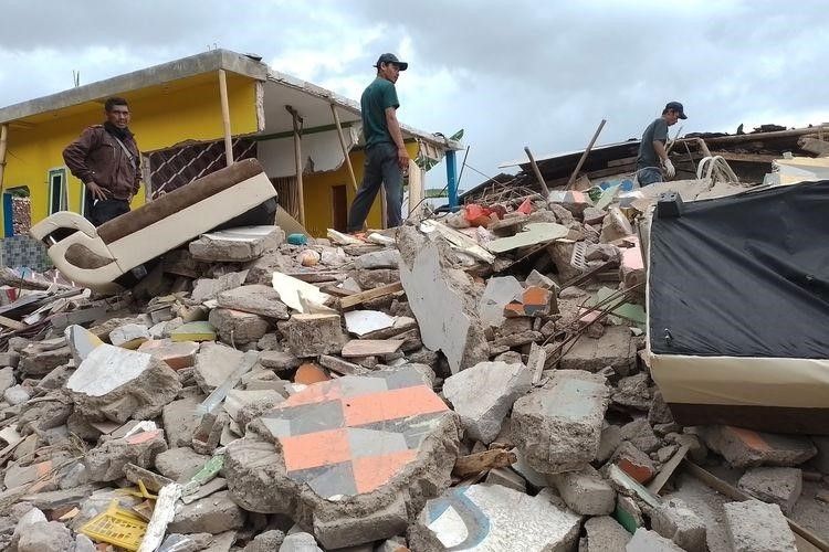 Sejumlah warga sedang berupaya mencari barang di balik reruntuhan bangunan di lokasi gempa di Desa Cibulakan, Cugenang, Cianjur, Jawa Barat, Rabu (23/11/2022).