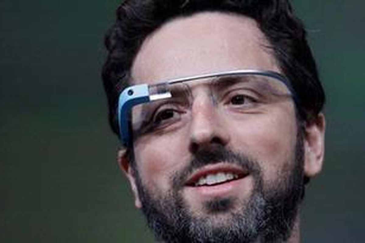Salah seorang pendiri Google Sergey Brin memakai kacamata pintar Google Glass