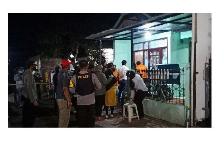 Polisi menggeledah sebuah rumah di Banjaran, Kabupaten Bandung, Rabu (31/3/2021) malam, diduga terkait jaringan terorisme di Condet, Jakarta, dan Bekasi, Jabar. Tampak seorang wanita menangis saat rumah bercat hijau itu digeledah. 