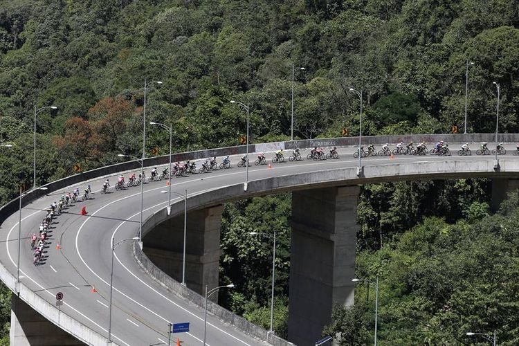 Para pebalap peserta Tour de Singkarak melintasi tanjakan Kelok Sembilan di Kabupaten Limapuluh Koto, Sumatera Barat, pada etape kedua Tour de Singkarak dengan rute Limapuluh Koto-Tanah Datar, Minggu (7/8/2016).