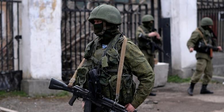 Sejumlah prajurit Rusia berjaga di depan pangkalan AL Ukraina di Simferopol, Crimea, Rabu (19/3/2014).