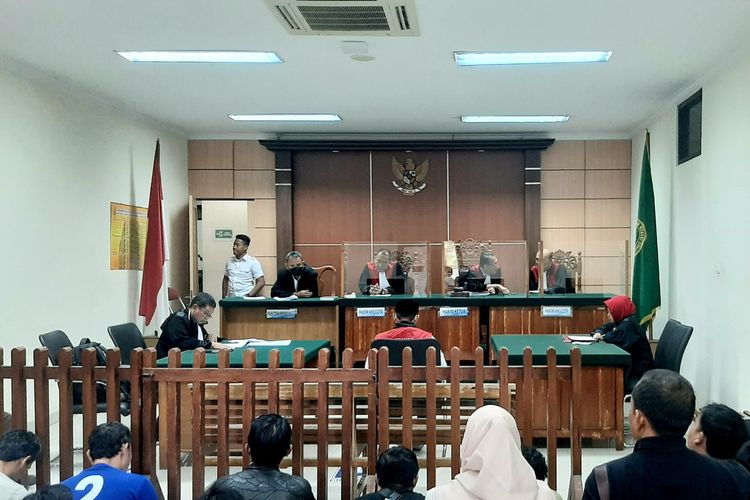 Suhendi, mantri desa saat mendengarkan tuntutan jaksa penuntut umum (JPU) di Pengadilan Negeri Serang. Senin (21/8/2023).