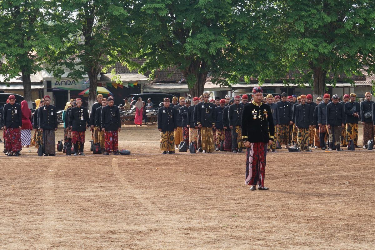 ASN Kabupaten Sumenep terlihat berpakaian adat Keraton lengkap dalam peringatan HUT Kabupaten Sumenep ke-755. 
