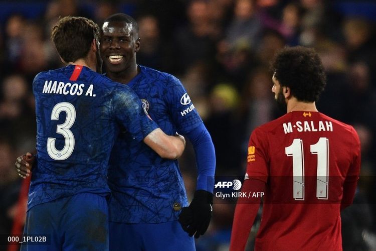 Marcos Alonso dan Kurt Zouma merayakan kemenangan di hadapan Mohamed Salah dalam laga Chelsea vs Liverpool pada putaran kelima Piala FA di Stadion Stamford Bridge, London, Selasa (3/3/2020) atau Rabu dini ahri WIB. 