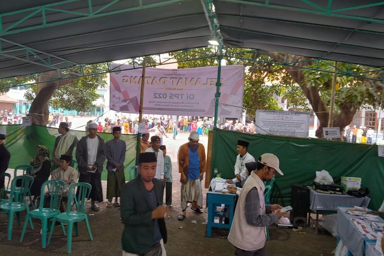 Salah satu TPS di Kecamatan Panji, Kebupaten Situbondo, Provinsi Jawa Timur saat Pemilu 2024. Bawaslu kembali melakukan penghitungan karena jumlah pemilih belum sesuai.