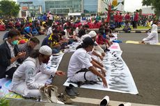 Demo Tolak UU Cipta Kerja di Banyumas, Demonstran Gelar Shalat dan Doa Bersama
