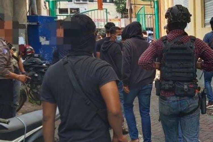 Penangkapan seorang terduga teroris berinisial ABU (52) di Jalan Kalimas Madya III Nyamplungan, Pabean Cantian, Surabaya, Jumat (2/6/2023). 