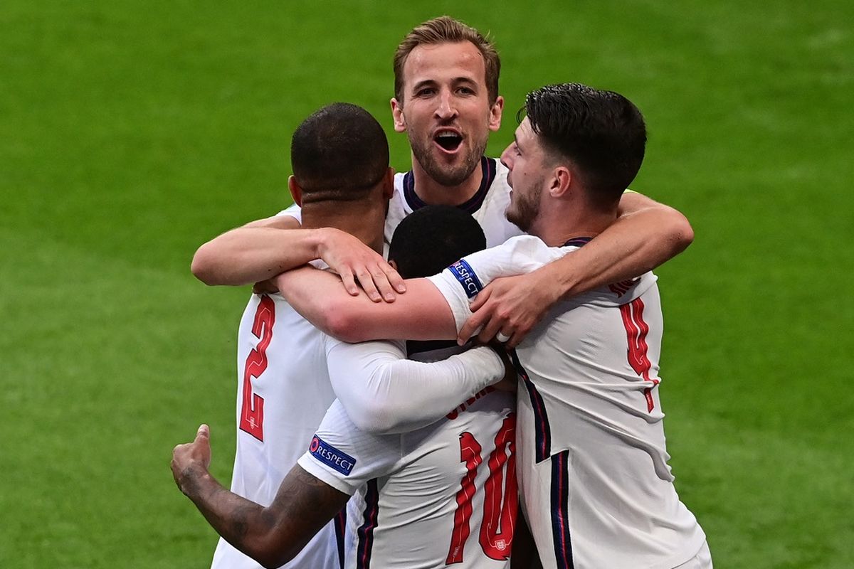 Skuad Inggris merayakan gol ke gawang Republik Ceko pada laga pamungkas Grup D di Stadion Wembley, London, Rabu (23/6/2021) dini hari WIB.