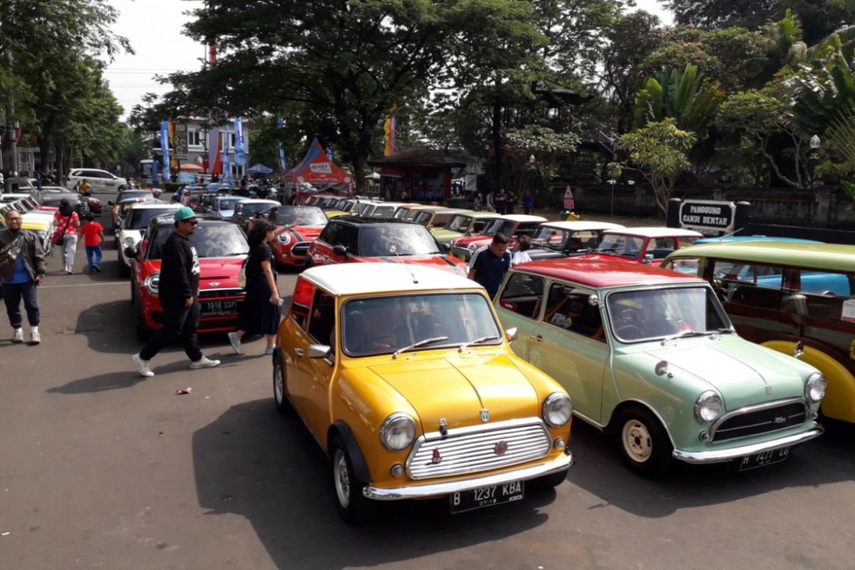 Deretan mobil Mini Cooper dari berbagai jenis yang berkumpul untuk merayakan hari jadi ke-25 Jakarta Morris Club (JMC) di Taman Mini Indonesia Indah, Jakarta Timur, Minggu (16/9/2018) pagi.